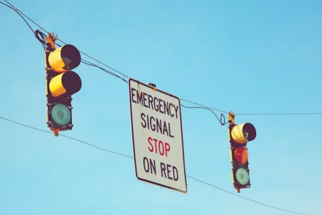 Ampel Emergency Signal_640x427_shane-LBycjvcrOL4-unsplash